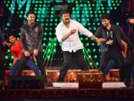 చిరు చించేసాడు: 150 సినిమా గురించే కాదు, స్పెషల్ డాన్స్ కూడా (వీడియో)