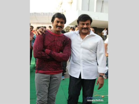 చిరు రిక్వెస్ట్ ని సునీల్ నో, కానీ చిరు మాత్రం ఓకే చేసారను