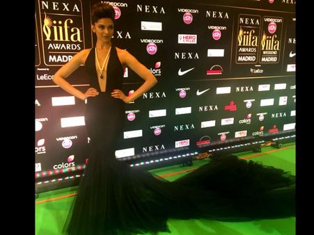 స్టన్నింగ్ లుక్: దీపికను ఇంత క్రేజీగా ఎప్పుడూ లేదు (ఫోటోస్)