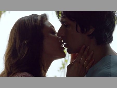 కాజల్ లిప్ లాక్ ఆ సినిమాకి ప్లస్ అయ్యే లాగే ఉంది: ట్రైలర్ లోనే వాడేసారు