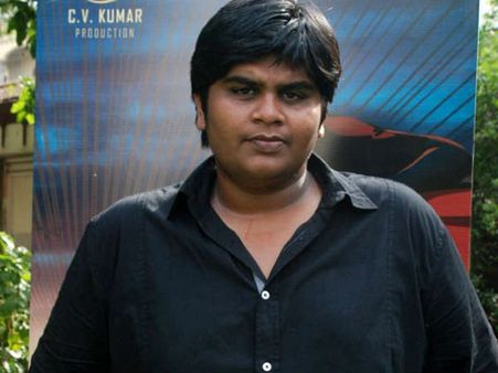 అతని కెరీర్ నే ఆపాలని చూస్తున్నారు: ఆ చిన్న డైరెక్టర్ మీద అంత పగ ఎందుకు?