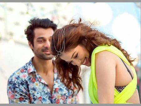 షూటింగ్ స్పాట్లో హీరోయిన్‌ లక్ష్మీరాయ్‌కి డైరెక్టర్ లిప్‌లాక్