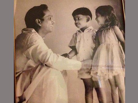 చిన్న నాటి ఫొటో పోస్ట్ చేసిన నాగార్జున : భలే ఉన్నాడే