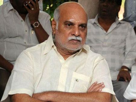 షాకింగ్:దర్శకుడు రాఘవేంద్రరావుపై రాడ్ తో దాడి, ఖరీదైన కార్లు ధ్వంసం