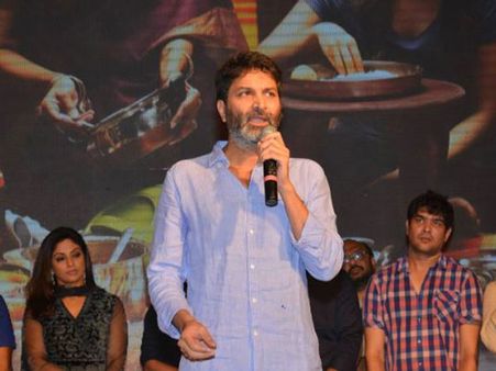 త్రివిక్రమ్ స్పీచ్ సూపర్బ్: బూతులు లేకుండా చాలా కష్టం అంటూ...