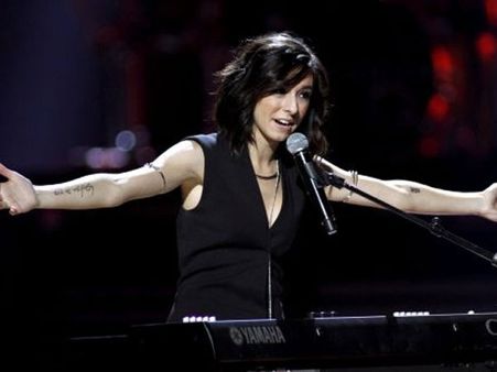 22ఏళ్ళ పాప్ సింగర్ హత్య:ఆటోగ్రాఫ్ ఇస్తూండగానే కాల్చేసాడు