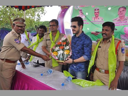 అక్కినేని అఖిల్...! నువ్వు సూపర్....!! ఎందుకంటారా..? (ఫొటో స్టోరీ)