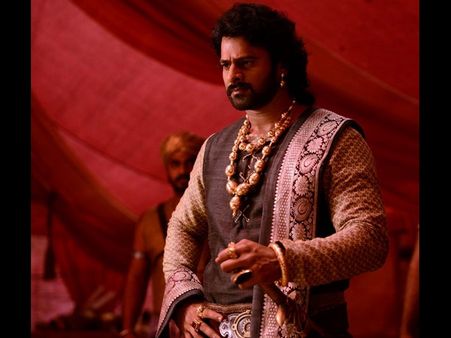 ‘బాహుబలి-2’ కోసం డబ్బు కట్టలతో క్యూ...!