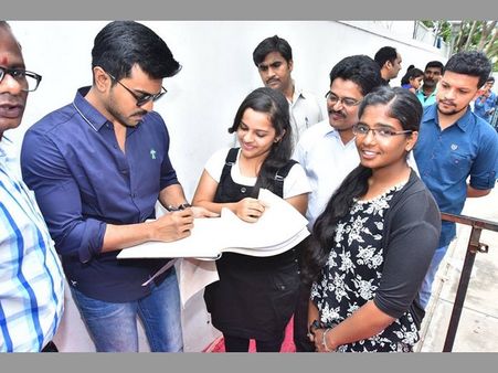 మెగా వేడుకలకు సన్నాహాలు: ఫ్యాన్స్‌ని కలిసిన రామ్ చరణ్ (ఫోటోస్)
