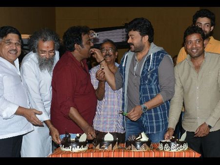 చిరు 150 నుండి ఓవర్‌గా ఎక్స్‌పెక్ట్ చేస్తున్నారు, కష్టమే (వర్కింగ్ స్టిల్స్)