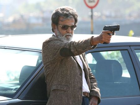 ఇలా కూడా చేస్తారా? ‘కబాలి’ టిక్కెట్లతో ఓటర్లకు ఎర!