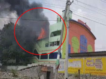 'కబాలి' థియేటర్‌లో మంటలు,మొత్తం కాలిపోయింది