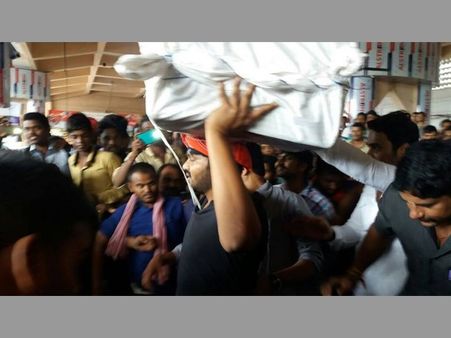 ఎంజీబీఎస్ బస్టాండ్: మూటలు మోసిన మంచు మనోజ్ (ఫోటోస్)