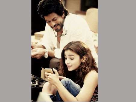 అప్పుడే ఫస్ట్ లుక్ కూడా వచ్చేసిందా...!? ఆలియా ఎంత ముద్దొస్తోందో