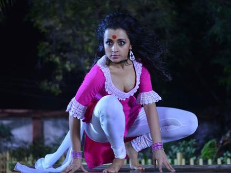 భయపెడుతుందా? రెచ్చగొడుతుందా..? నాయకి లో త్రిష ఏం చేస్తుంది??