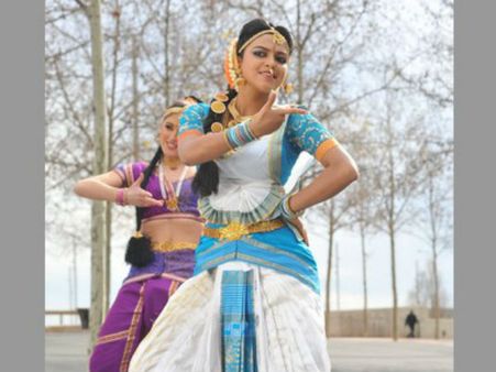 పాపం అమలా పాల్... ఇంత ధారుణమా..!? సినిమా కోసం కాపురాన్నే వదులుకుంటే.