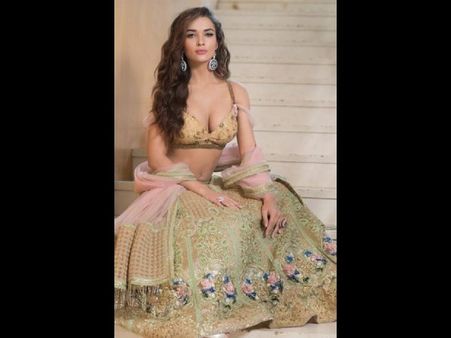 అమీజాక్సన్ పిచ్చెక్కించే టాప్ లెస్ ఫొటోలు పెట్టింది.... చూసారా? (ఫొటోలు)