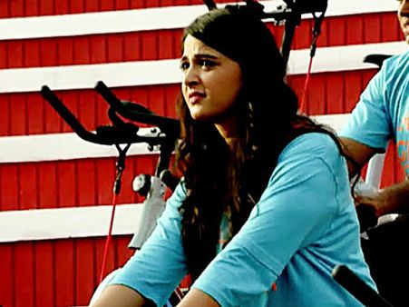 హైదరాబాద్ రోడ్లపై అనుష్క సైక్లింగ్... ఎవరూ గుర్తుపట్టకుండా మాస్క్ వేసుకుంటుందట