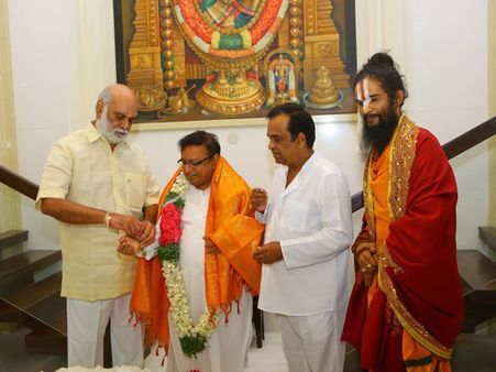 కుంచెను సత్కరించిన హాస్యం... ఆ బంధం పేరు కోనేటిరాయుడు!