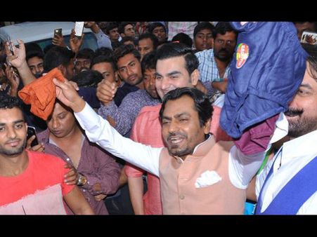 బాలీవుడ్ హీరో నే... కానీ చార్మినార్ సెంటర్లో ఫూట్ పాత్ పై బట్టలు అమ్ముతూ ఇలా...