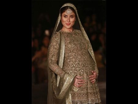 ర్యాంప్ వాక్ చేస్తూనే ఏడ్చేసిన కరీనాకపూర్ , తన జీవితం లోనే అద్బుత క్షణాలని చెప్పింది