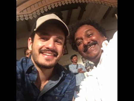 చిరు 150: అఖిల్ సందడి, యంగ్ లుక్‌తో మెస్మరైజ్ చేస్తున్న మెగాస్టార్