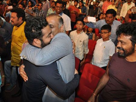 ఎన్టీఆర్ కు ముద్దు పెట్టి మరీ,ఎన్టీఆర్‌ ఇంత ఎమోషనల్ గా ఎప్పుడూ (వీడియో)