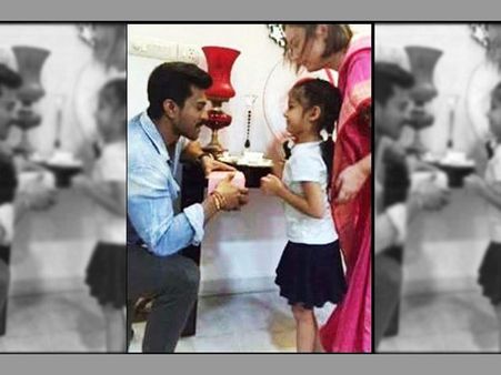 చరణ్ కి రాఖీ కట్టిన పవన్ కూతురు... దూరాల కథలన్నీ మన ఊహలేనా?? (ఫొటోలు)