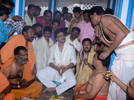 పుట్టిన రోజు నాన్న కోసం... రామ్ చరణ్ ఏం చేసాడో చూడండి (ఫోటోస్)