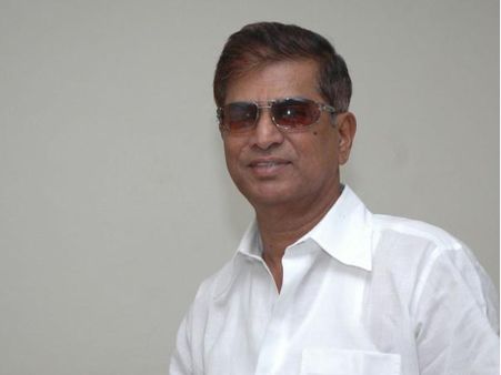 ఐసీయూ లో స్టార్ హీరో తండ్రి, అంతా పరామర్శలు,ఫోన్స్