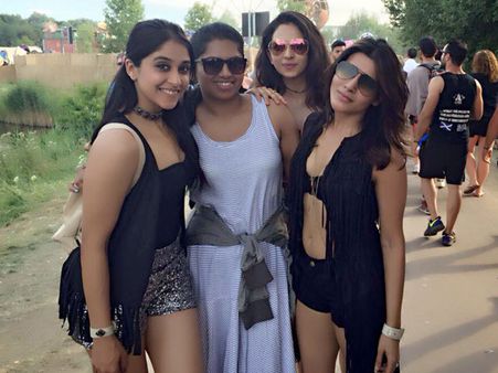 చిట్టి పొట్టి చెడ్డీలేసుని సమంత అండ్ గ్యాంగ్ హల్‌చల్ (ఫోటోస్)