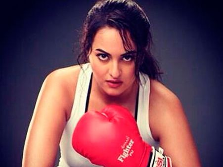 వావ్..! సోనాక్షీ..! అమేజింగ్... హీరోలే నోళ్ళు వెళ్లబెడుతున్నారు (వీడియో)