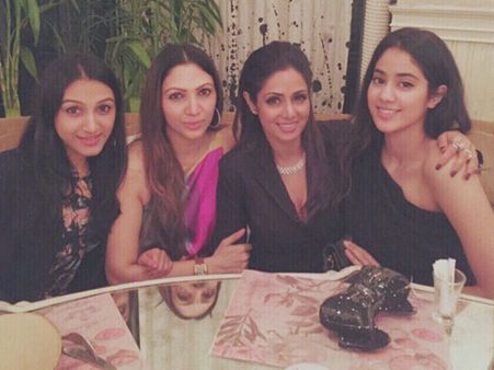 శ్రీదేవి ఎందుకిలా చేస్తోంది, కూతుళ్లను దెబ్బ కొట్టుతోందని గోలెత్తుతున్నారే (ఫొటోలు)