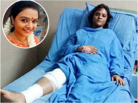 పుష్కర స్నానికి వెళుతుండగా ప్రమాదం: టీవీ హీరోయిన్ కు తీవ్ర గాయాలు(ఫోటోస్)