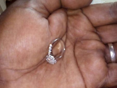 నిజాయితీ బ్రతికే ఉంది... మిస్సైన, నిశ్చితార్థ ఉంగరం దొరికింది!