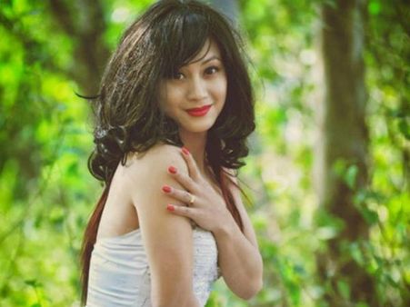 నటిపై మంత్రి సమక్షంలోనే అనుచరులు దాడి