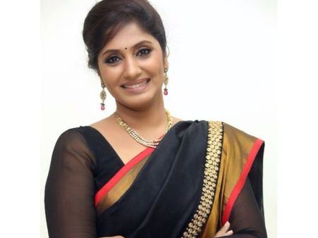 నోరు జారిన యాంకర్ ఝాన్సీ, ప్రముఖుడికి అవమానం, క్షమాపణ!