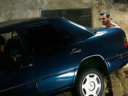 కొన్ని సెకెన్ల సీన్ కొసం ఇంత రిస్కా..? అప్పుడు బైకు.., ఇప్పుడు కారు చేతులతో లేపేసాడు