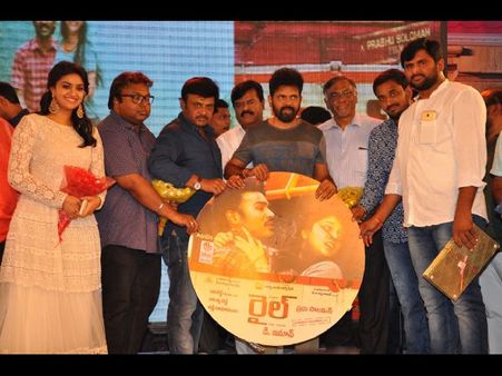 తెలుగంటే ఇంత చిన్న చూపా? రైలొచ్చింది... కీర్తీ సురేష్ తప్ప ధనుష్ రాలేదు.... ఎవరొచ్చారో తెలుసా..?