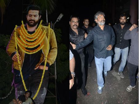 ఎన్టీఆర్ ఫ్యాన్స్‌తో కలిసి సందడి చేసిన రాజమౌళి (ఫోటోస్)