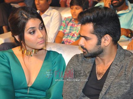 వామ్మో..! ఇంత రెచ్చిపోయిందేంటీ...!? రాశీ ఖన్నా క్లీవేజ్ షోనే ఇప్పుడు హాట్ టాపిక్ (ఫొటోలు)