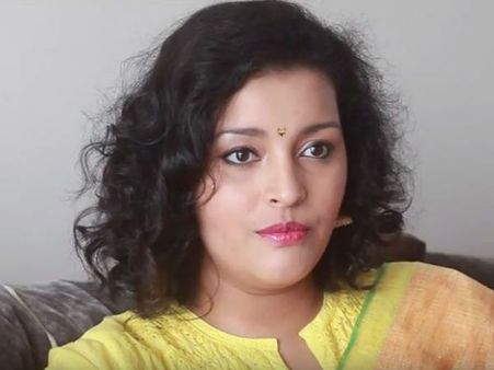 ఇతర హీరోల ఫ్యాన్సే, బూతులు తిడుతున్నారు, చంపేస్తారేమో (రేణు దేశాయ్ ఇంటర్వ్యూ)