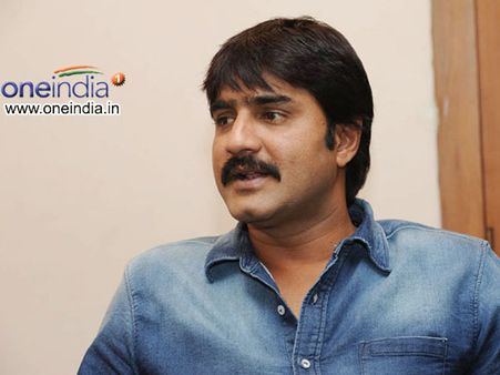 డైరక్టర్ ఆత్మహత్య చేసుకుంటా అంటున్నాడు, హీరో శ్రీకాంత్ తప్పు ఎంతవరకూ?