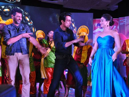 అభినేత్రి ఆడియో వేడుక: ప్రభుదేవా, తమన్నా డాన్స్ షో అదిరింది (ఫోటోస్)