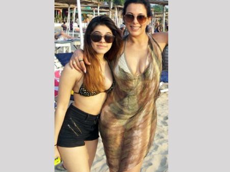 అప్పటి కండోమ్ అంబాసిడరే ....! అలా చూస్తూండిపొతారు., తల్లీకూతుళ్ళిద్దరూ బికినీల్లో..