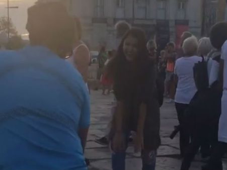 అంతా కళ్లప్పగించేసారు... రోడ్డు పై అనుష్క చిందులు మామూలుగా లేదు (వీడియో)