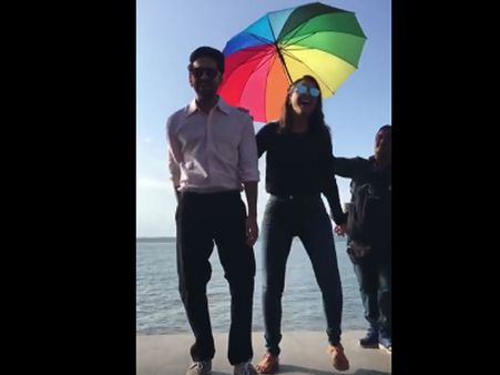 బీచ్ లో ఇలా చిందులేసారేంటీ.... వైరల్ గా మారిన పరిణీతి వీడియో