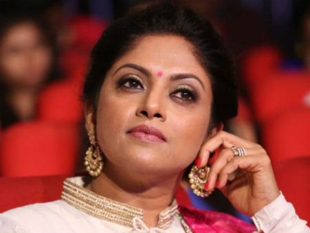 ఇదేం సినిమా బాబూ...! మగాళ్ళసలే కనిపించరట..... మాటల్లోకూడా