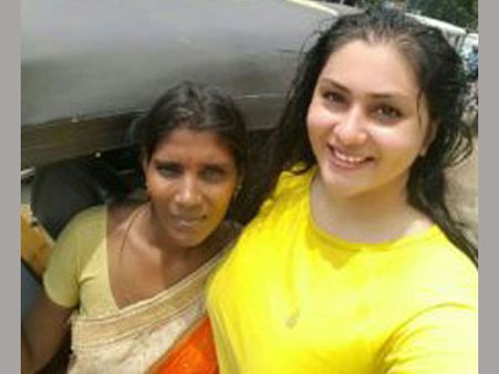 వెంట పడింది, సెల్పీ తీసుకుంది: నమిత తీరుతో ఆటో డ్రైవర్ షాక్