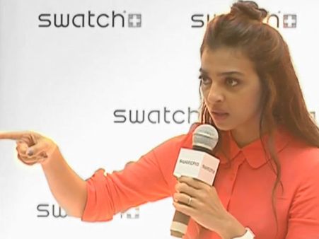 మిమ్మల్ని మీరు నగ్నంగా చూసుకోండి: విలేకరిపై హీరోయిన్ ఫైర్ (వీడియో)